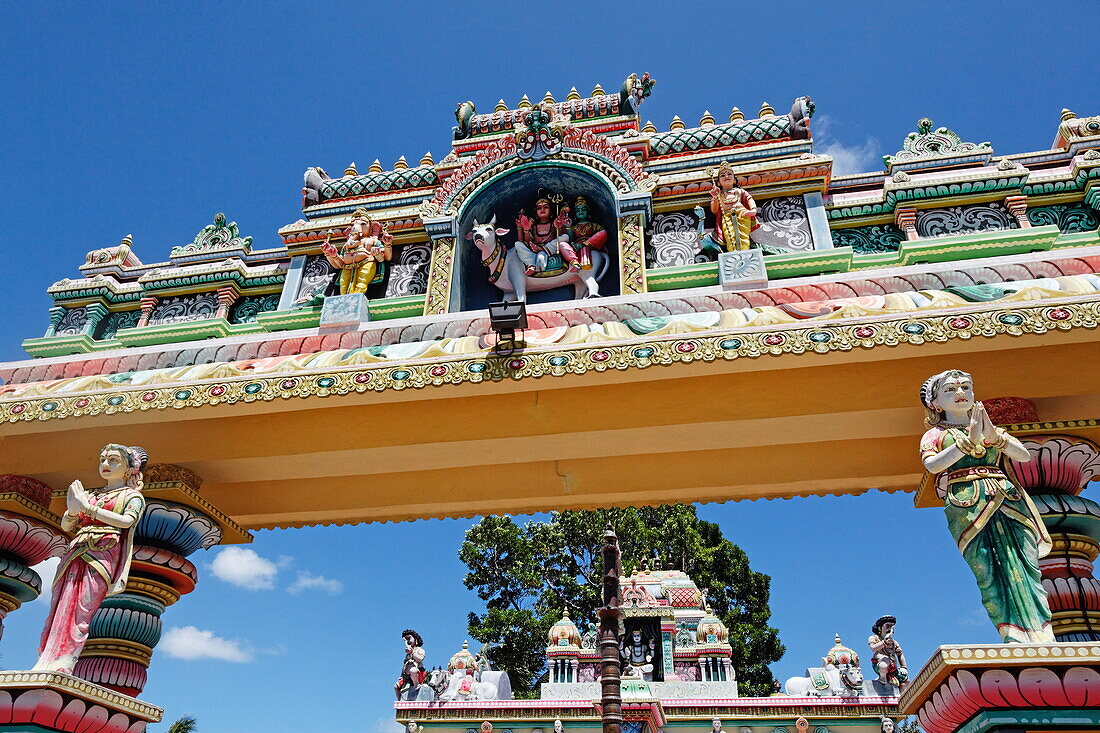 Statuen an indischem Tempel in Pereybere, Mauritius, Afrika