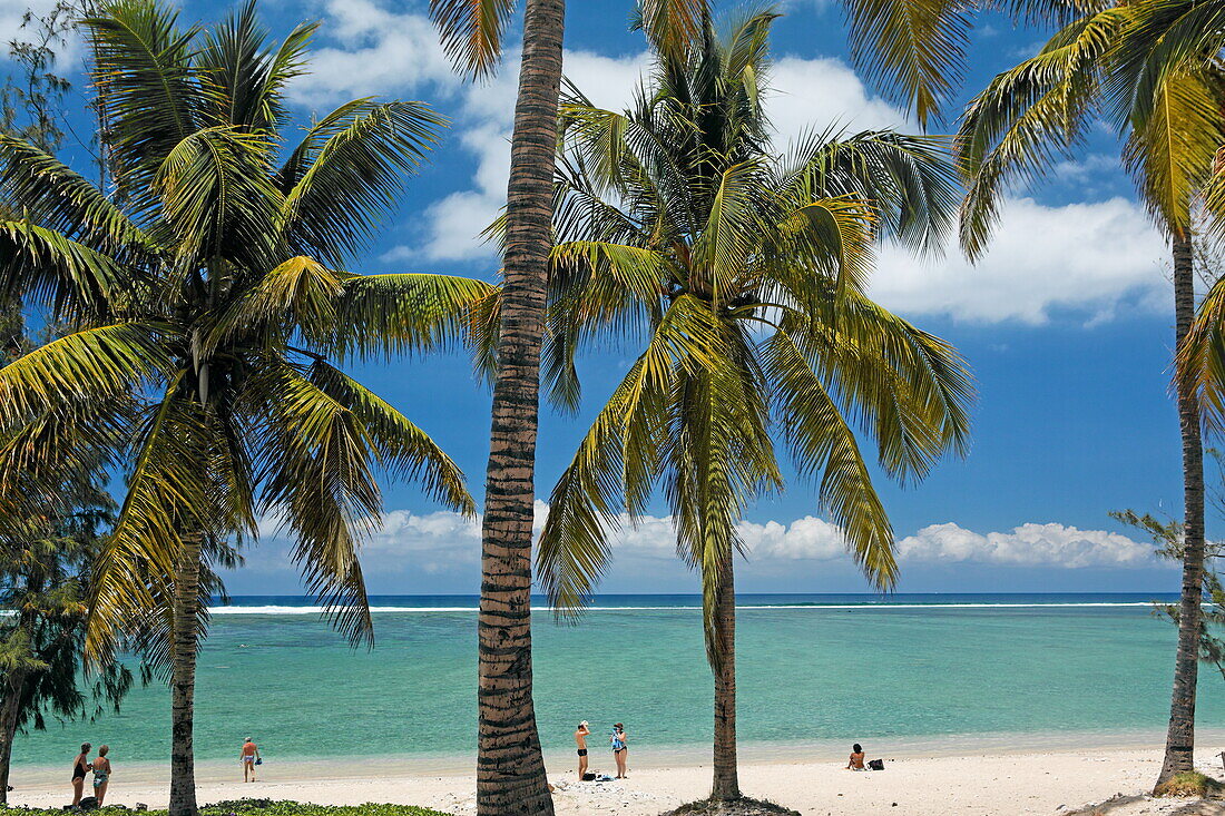 Menschen und Palmen am Strand, Saint Gilles les Bains, La Reunion, Indischer Ozean