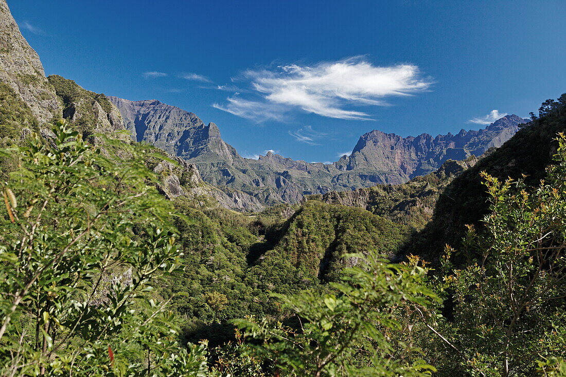 Gebirge im Sonnenlicht, Cirque de Cilaos, La Reunion, Indischer Ozean