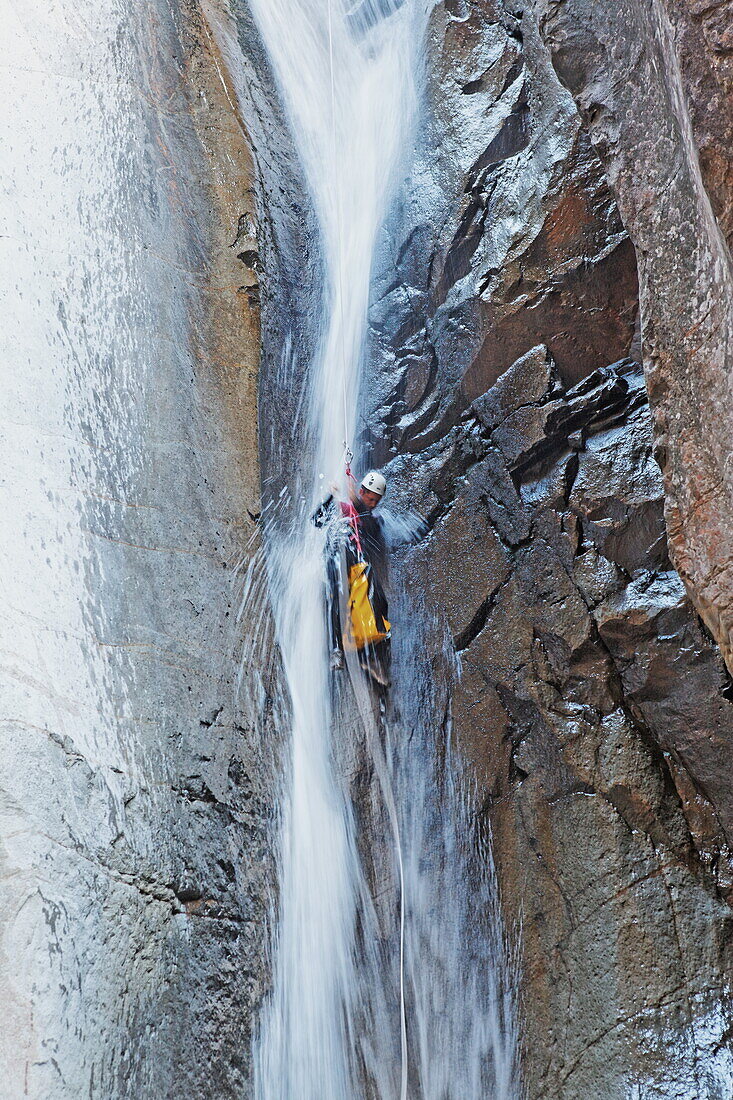 Menschen beim Canyoning im Canyon du Fleur Jaune bei Cilaos, La Reunion, Indischer Ozean