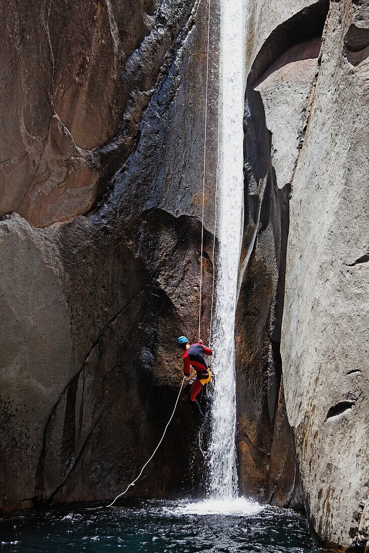 Menschen beim Canyoning im Canyon du Fleur Jaune bei Cilaos, La Reunion, Indischer Ozean