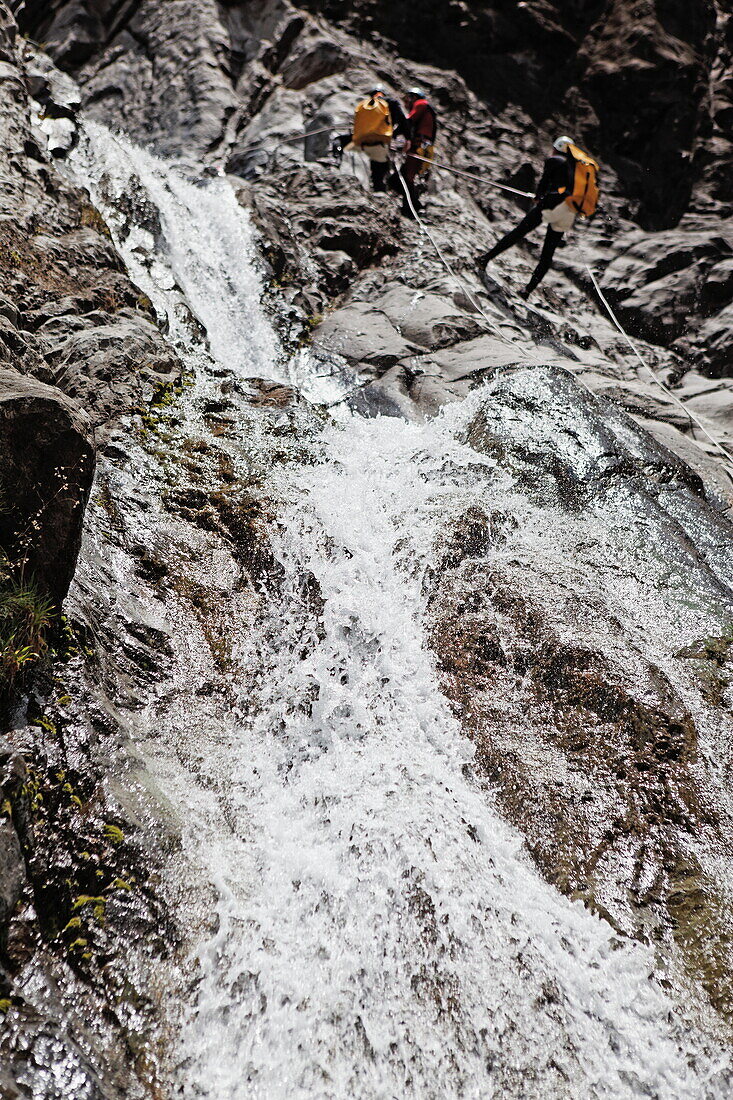 Menschen beim Canyoning im Canyon du Fleur Jaune bei Cilaos, La Reunion, Indischer Ozean