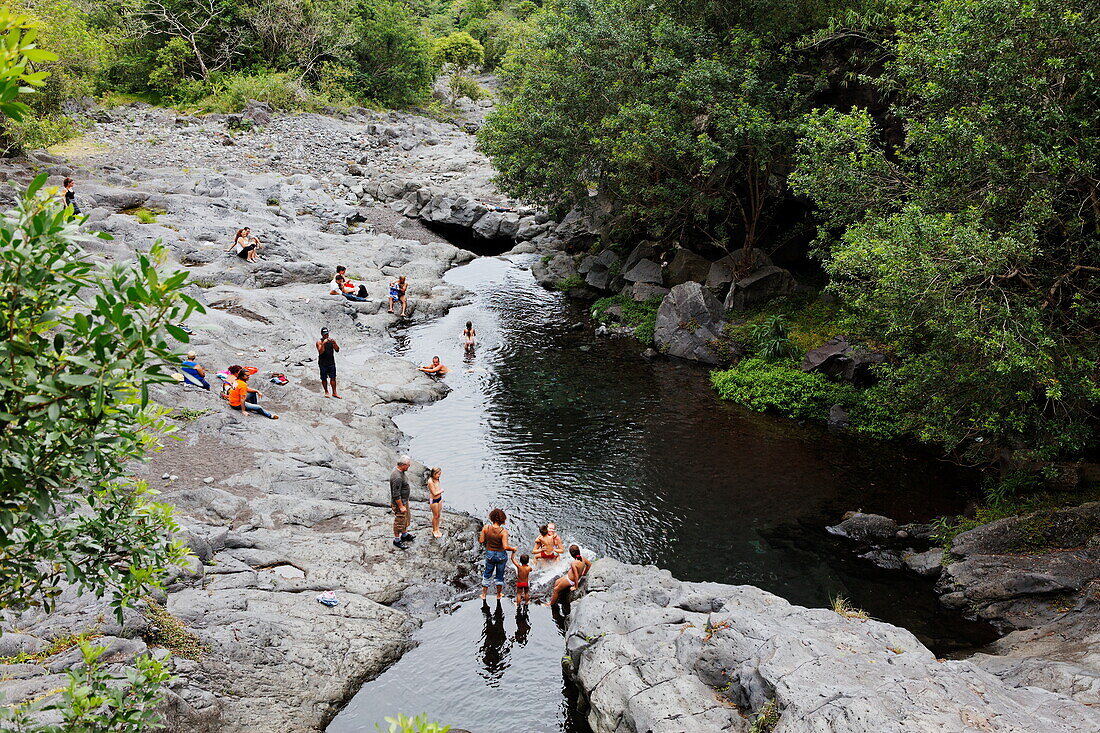 Menschen baden im Fluss, La Reunion, Indischer Ozean