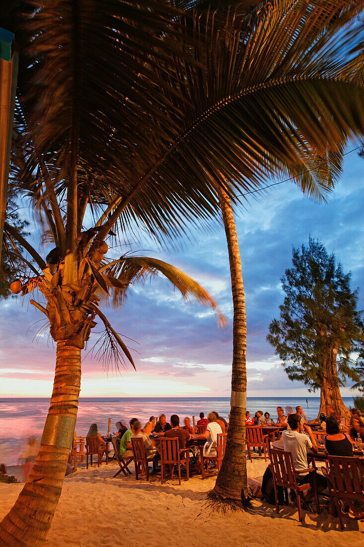 Menschen in einer der Strandbars am Abend, Saint Gilles, La Reunion, Indischer Ozean
