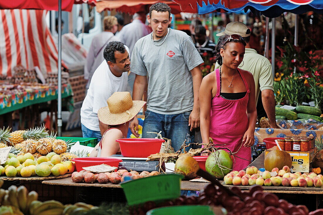 Menschen auf dem Markt in St. Paul, La Reunion, Indischer Ozean