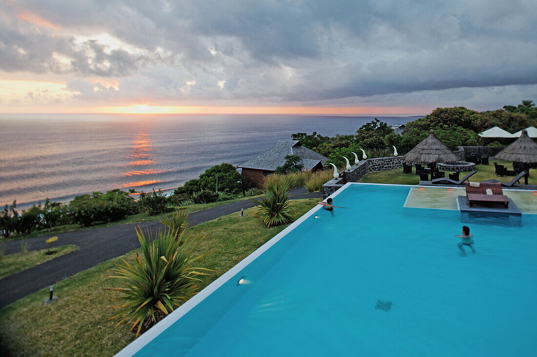 Pool des Hotel and Spa Palm bei Sonnenuntergang, Petite Ile, La Reunion, Indischer Ozean