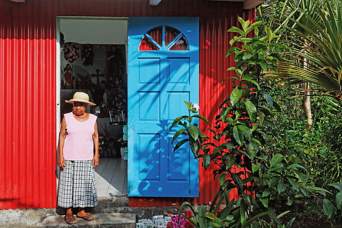 Eingang der Kapelle in St. Philippe, La Reunion, Indischer Ozean