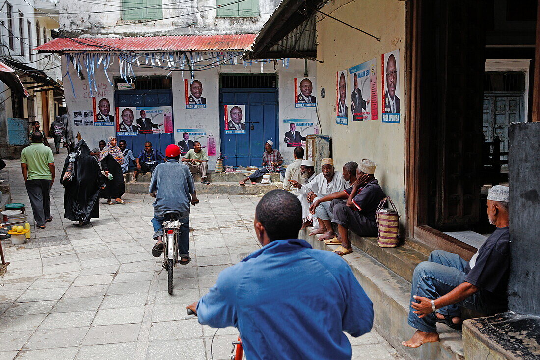 Street life, people in Hurumzi Street in Stonetown, Zanzibar City, Zanzibar, Tanzania, Africa