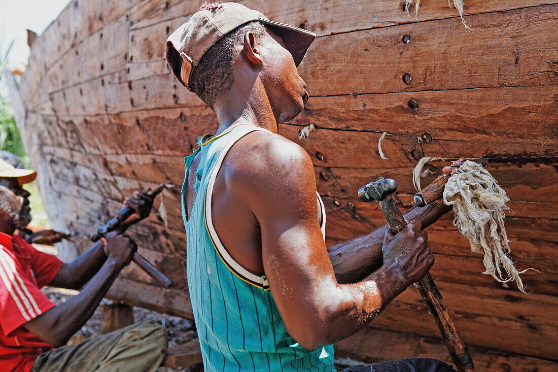 Arbeiter in der Dau-Werft im Dorf Nungwi, Sansibar, Tansania, Afrika