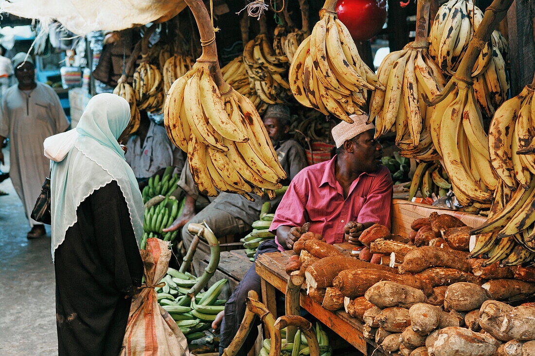 Menschen an Obststand auf dem Darajani Markt, Stonetown, Sansibar City, Sansibar, Tansania, Afrika