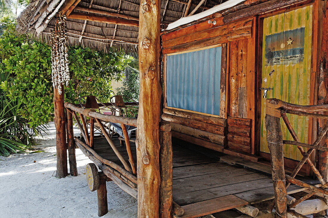 Einfache Bungalows des Santa Maria Coral Park Hotels am Strand, Pongwe, Sansibar, Tansania, Afrika