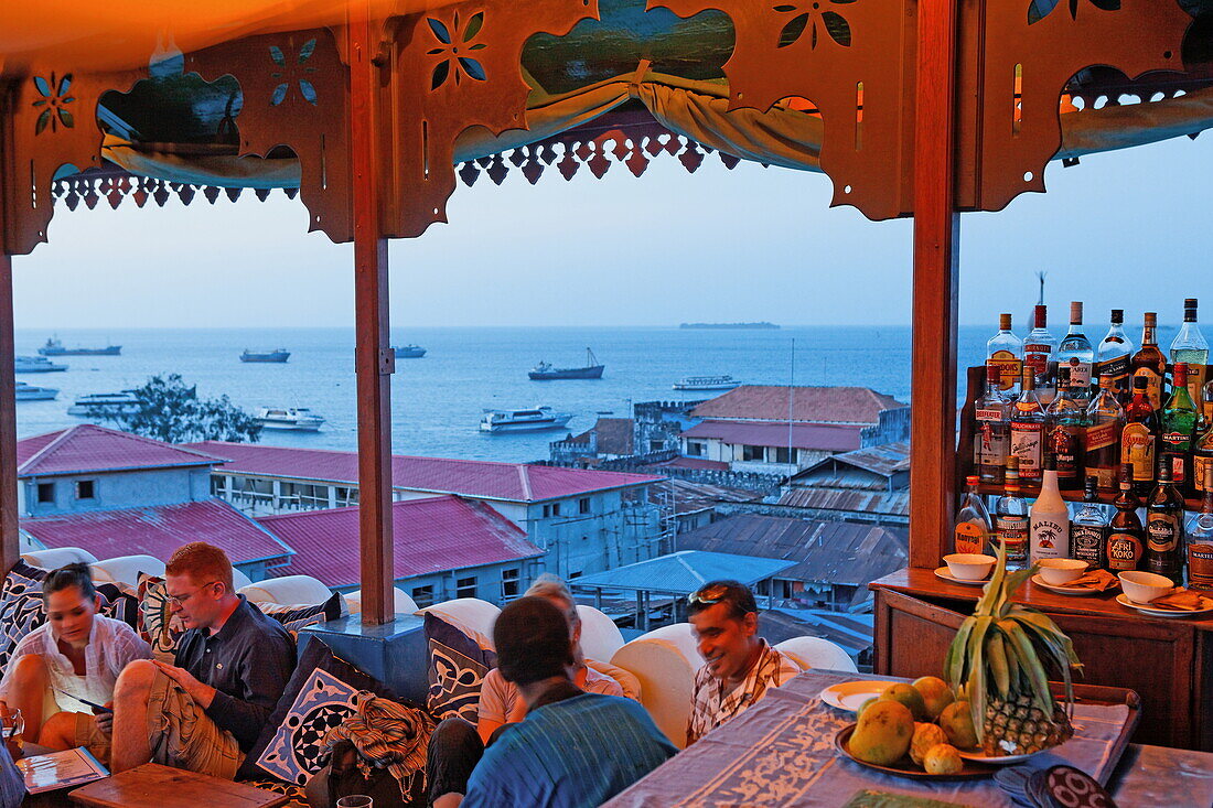 Menschen auf der Dachterrasse des Hurumzi Hotels am Abend, Stonetown, Sansibar City, Sansibar, Tansania, Afrika