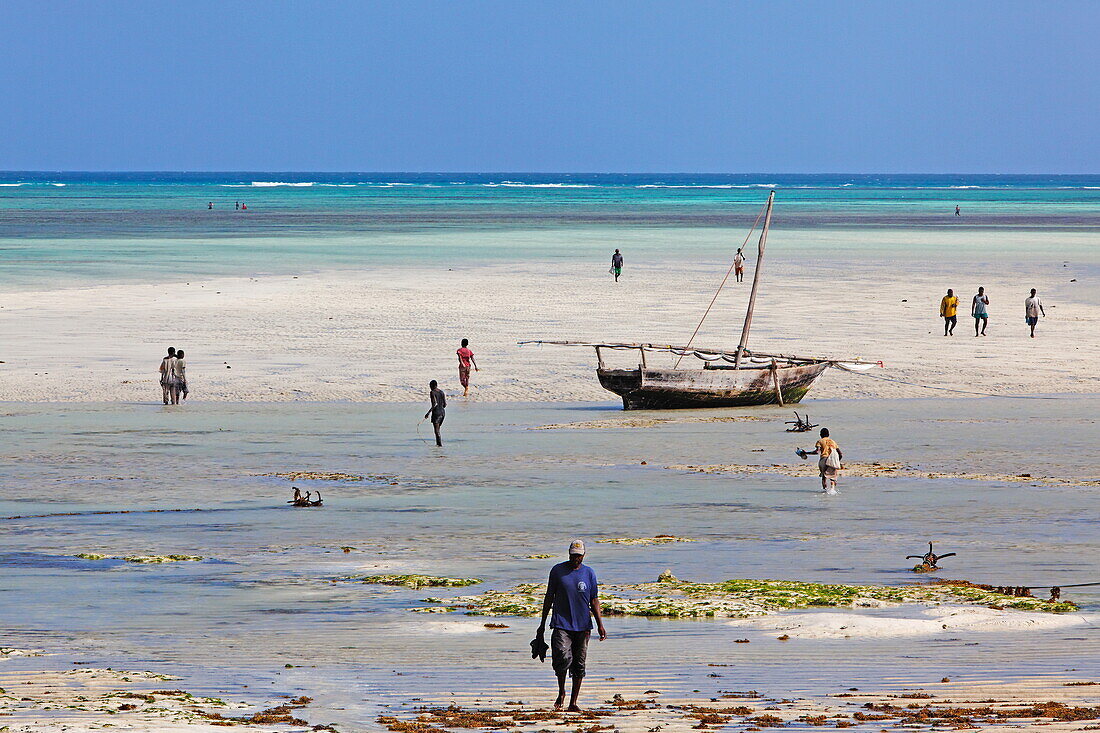 Menschen am Strand bei Ebbe, Nungwi, Sansibar, Tansania, Afrika