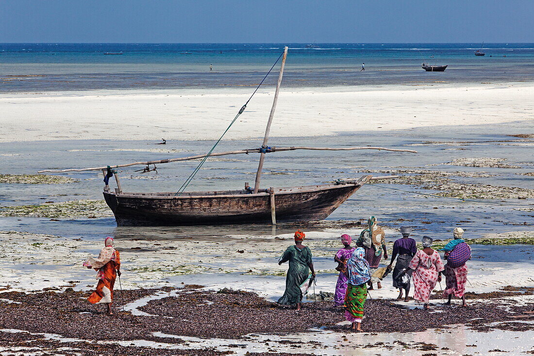 Einheimische am Strand beim Dorf Nungwi, Sansibar, Tansania, Afrika
