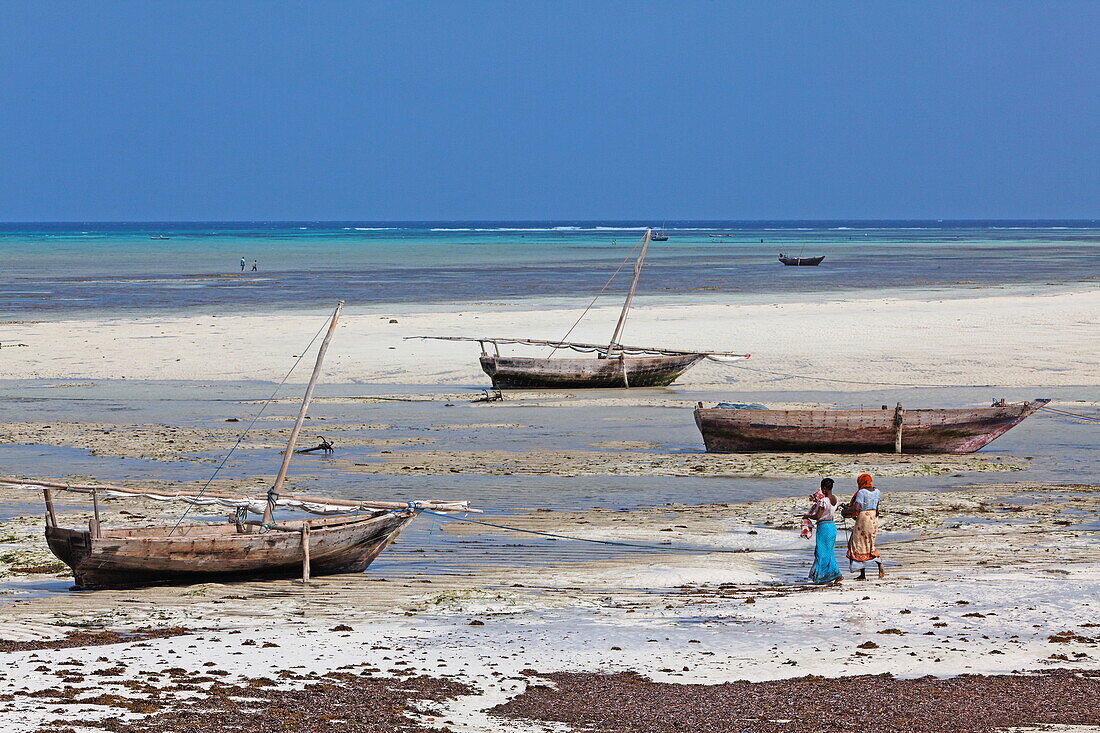 Strand mit Booten beim Dorf Nungwi, Sansibar, Tansania, Afrika