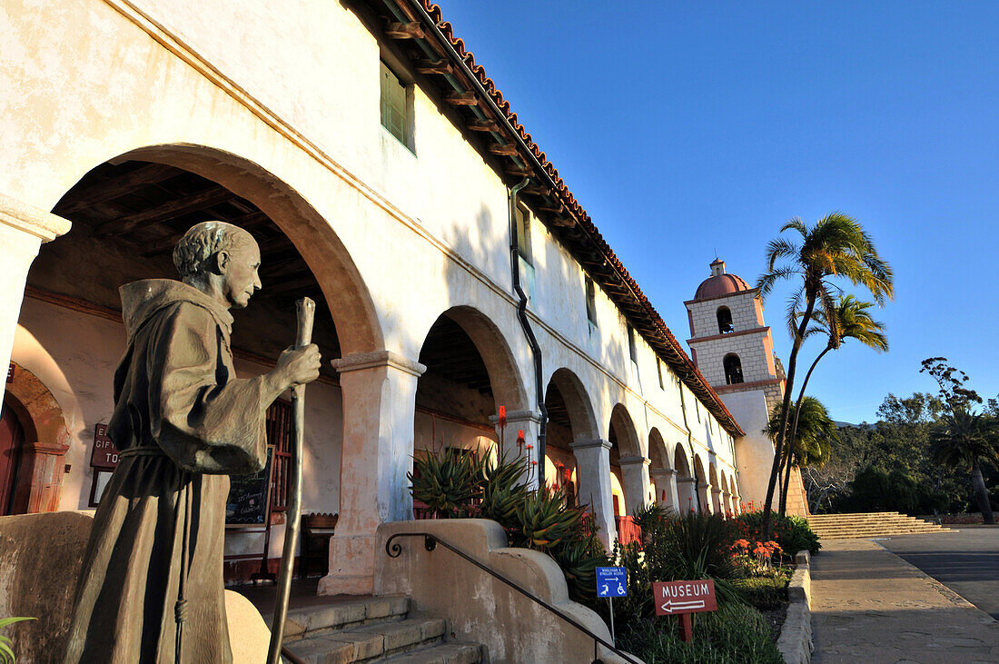 Statue in front of Mission of Santa Barbara at Highway 1, Pacific rim, California, USA, America