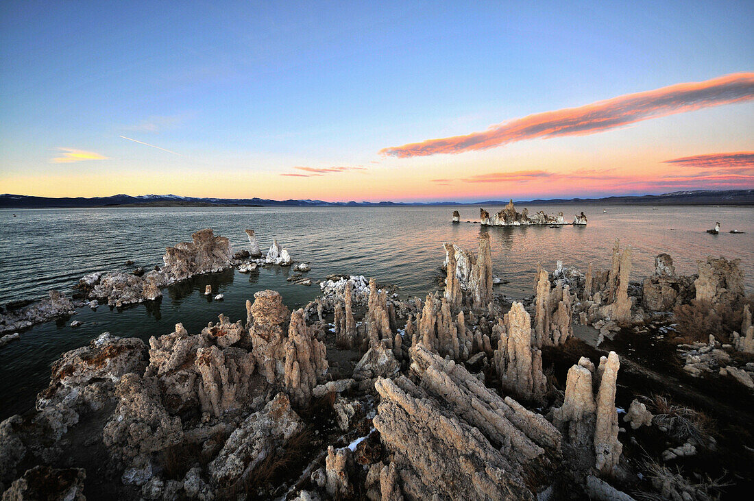 Kalksteinformationen an einem See am Abend, Mono Lake National Monument, Kalifornien, USA, Amerika