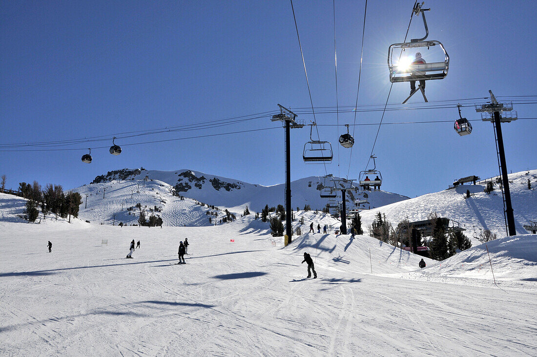 People on the slopes in the sunlight, Mammoth Mountain ski area, California, USA, America