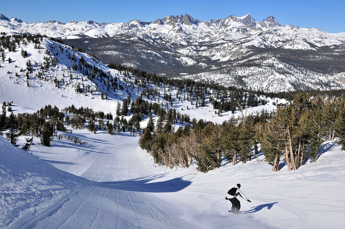 Snow boarder on the slopes at Mammoth Mountain ski area, California, USA, America
