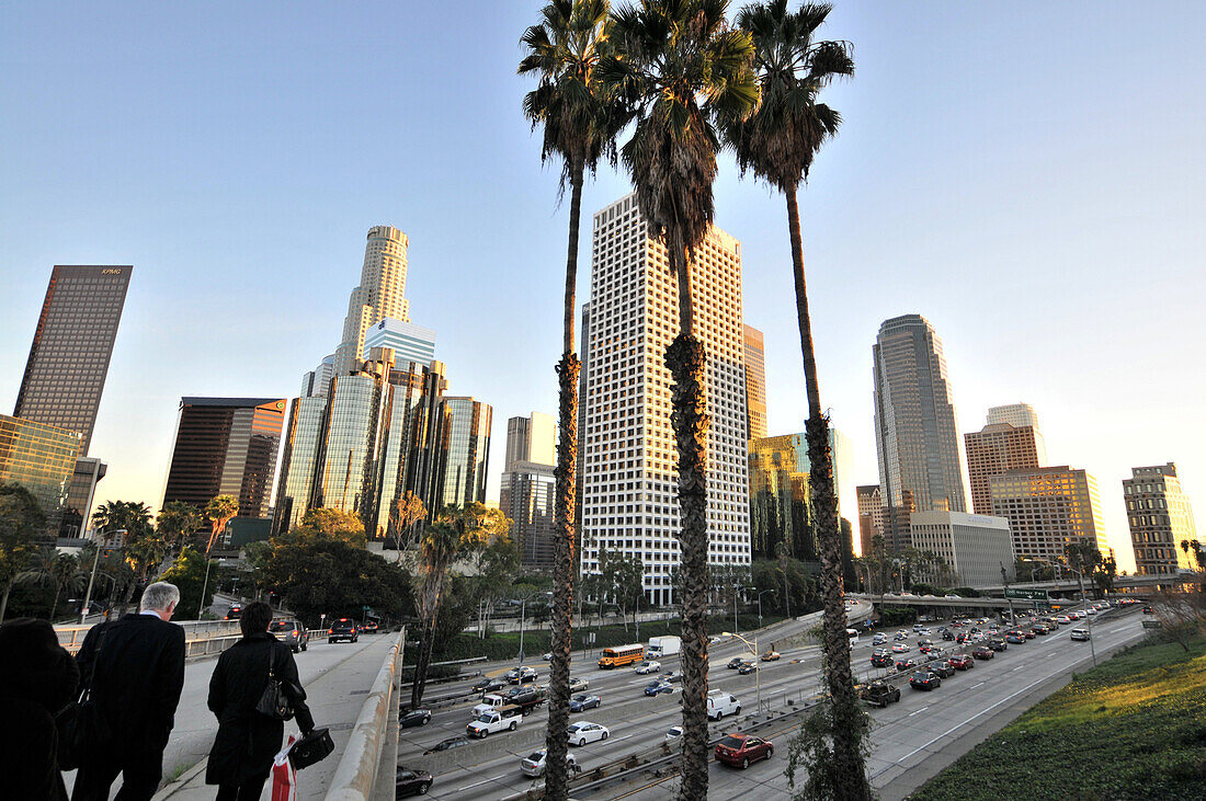 Blick auf Hochhäuser in Downtown mit Freeway, Los Angeles, Kalifornien, USA, Amerika