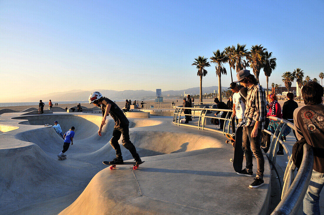 Skateboardfahrer am Venice Beach am Abend, Santa Monica, Los Angeles, Kalifornien, USA, Amerika