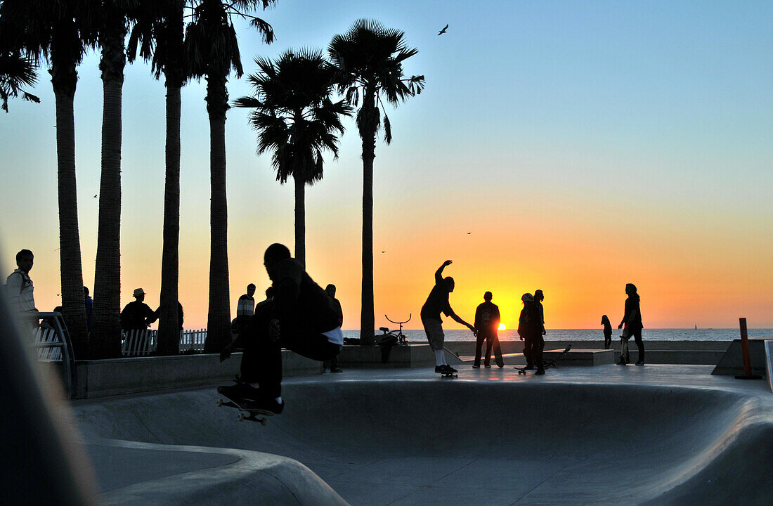 Skateboardfahrer am Venice Beach bei Sonnenuntergang, Santa Monica, Los Angeles, Kalifornien, USA, Amerika