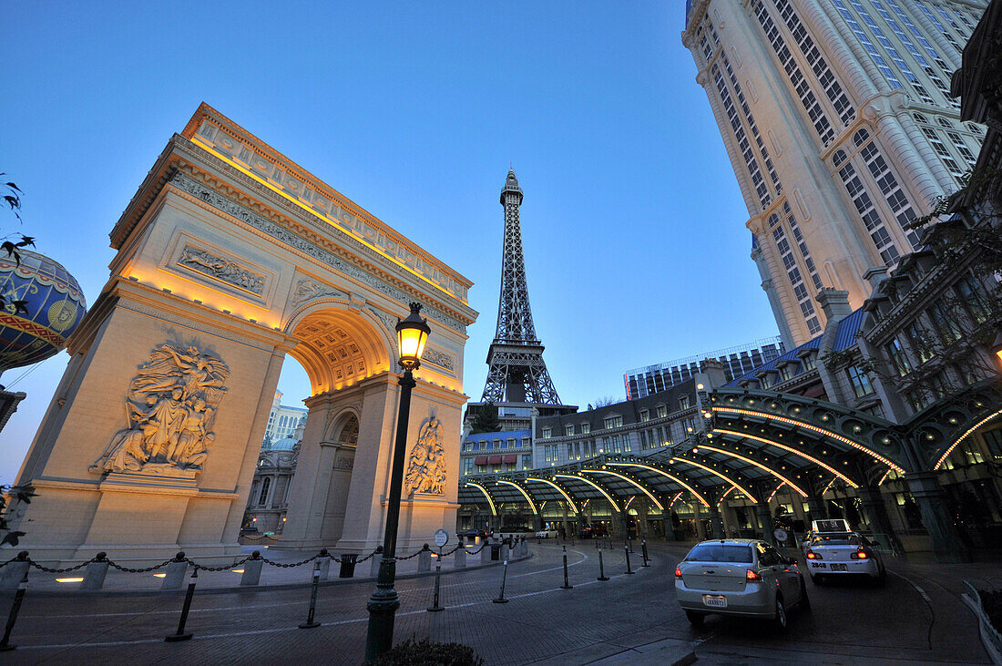 Hotel Paris-Paris auf dem Strip am Abend, Las Vegas, Nevada, USA, Amerika