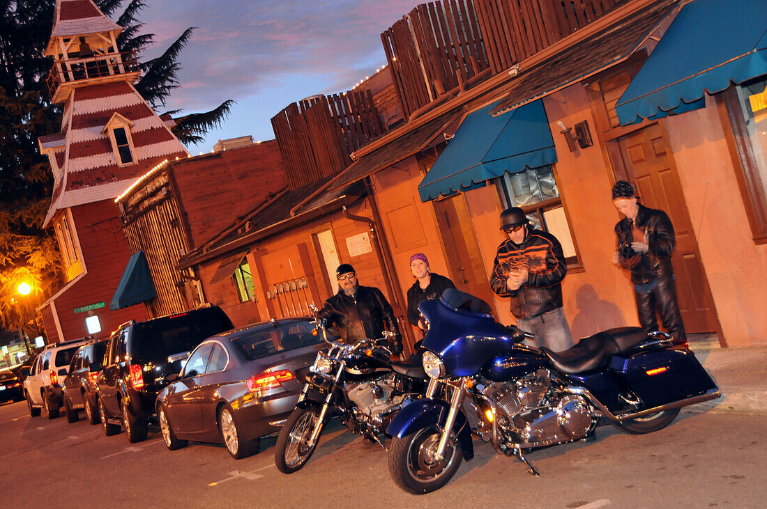 Menschen mit Motorrädern an der Strasse 49 am Abend, Auburn, Nord Kalifornien, USA, Amerika