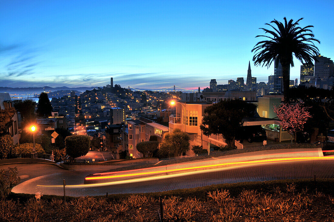 Blick auf die Stadt und Lombard Street am Abend, San Francisco, Kalifornien, USA, Amerika