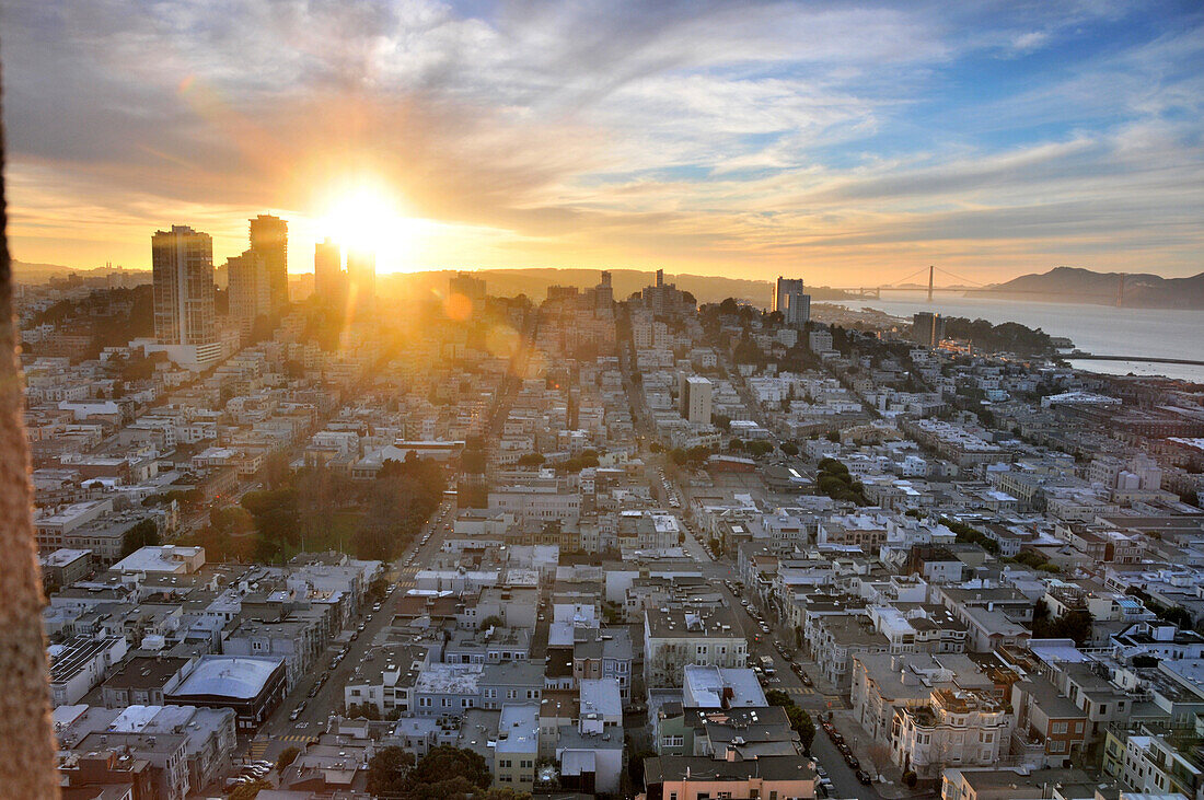 Blick vom Coit Tower auf die Stadt bei Sonnenaufgang, San Francisco, Kalifornien, USA, Amerika