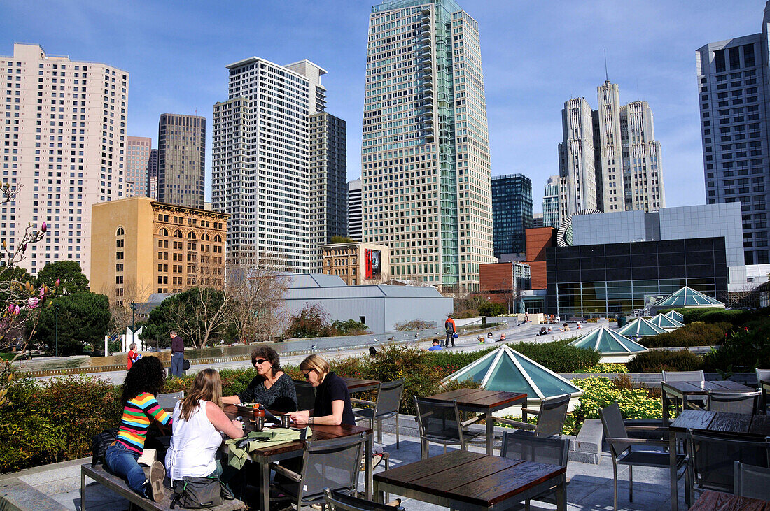 Menschen in Park Yerba Buena Gardens vor Hochhäusern, San Francisco, Kalifornien, USA, Amerika