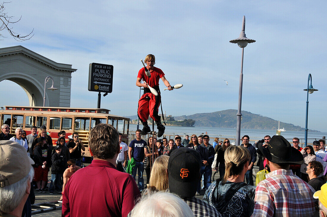 Strassenkünstler und Zuschauer am Pier 39, Fishermans Wharf, San Francisco, Kalifornien, USA, Amerika