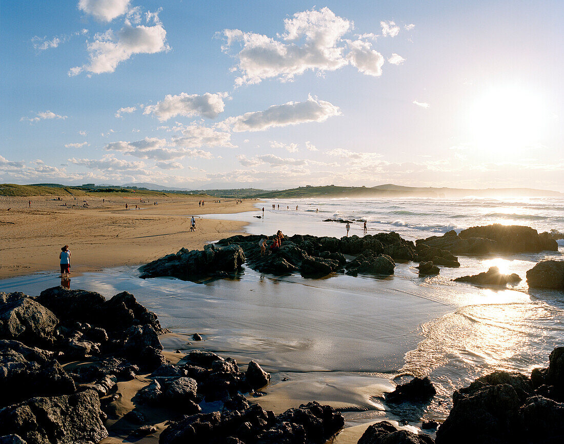 Strand bei Sonnenuntergang, Abendlicht, Playa de Valdearenas, westlich Santander, Kantabrien, Spanien