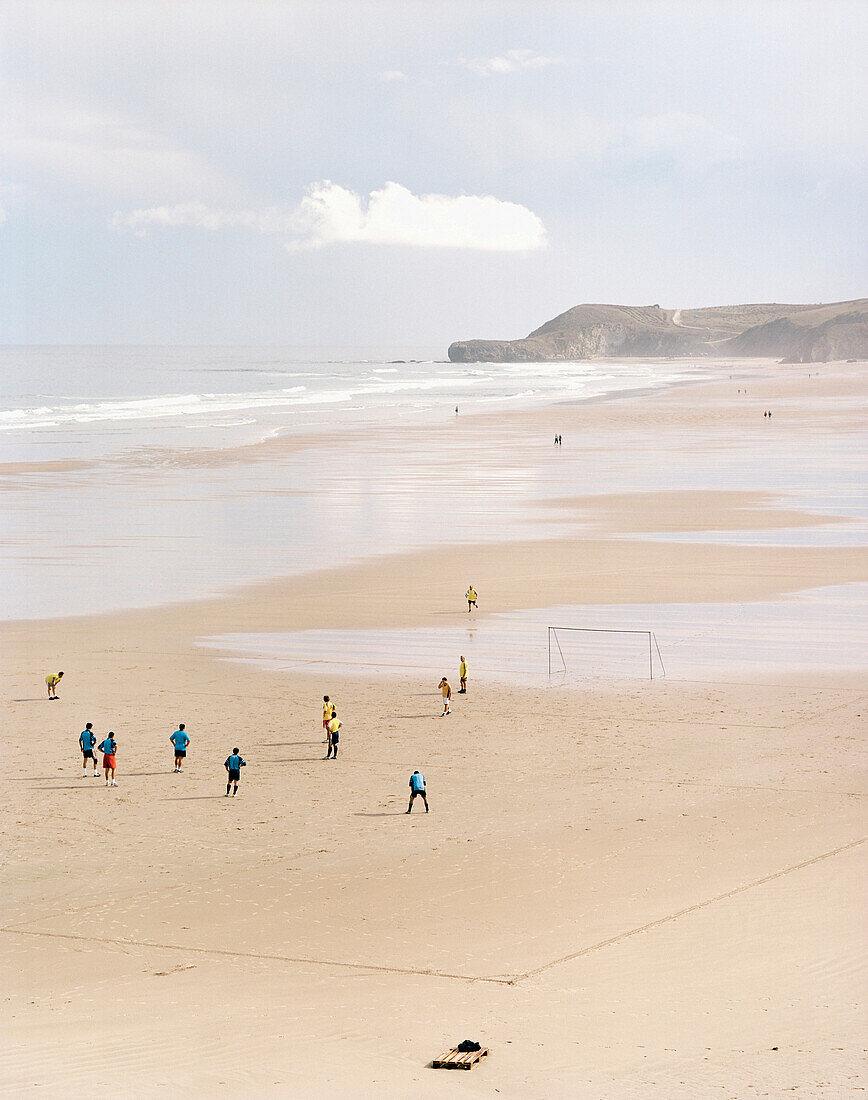Fussballspieler am Strand, Playa de Meron, San Vicente de la Barquera, Parque Natural de Oyambre, Kantabrien, Spanien