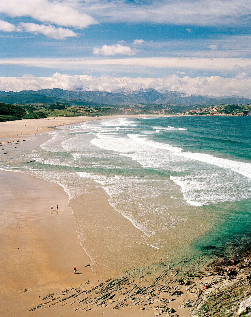 Strand bei Playa de Merón, bei San Vicente de la Barquera, Parque Natural de Oyambre, westliches Kantabrien, Spanien