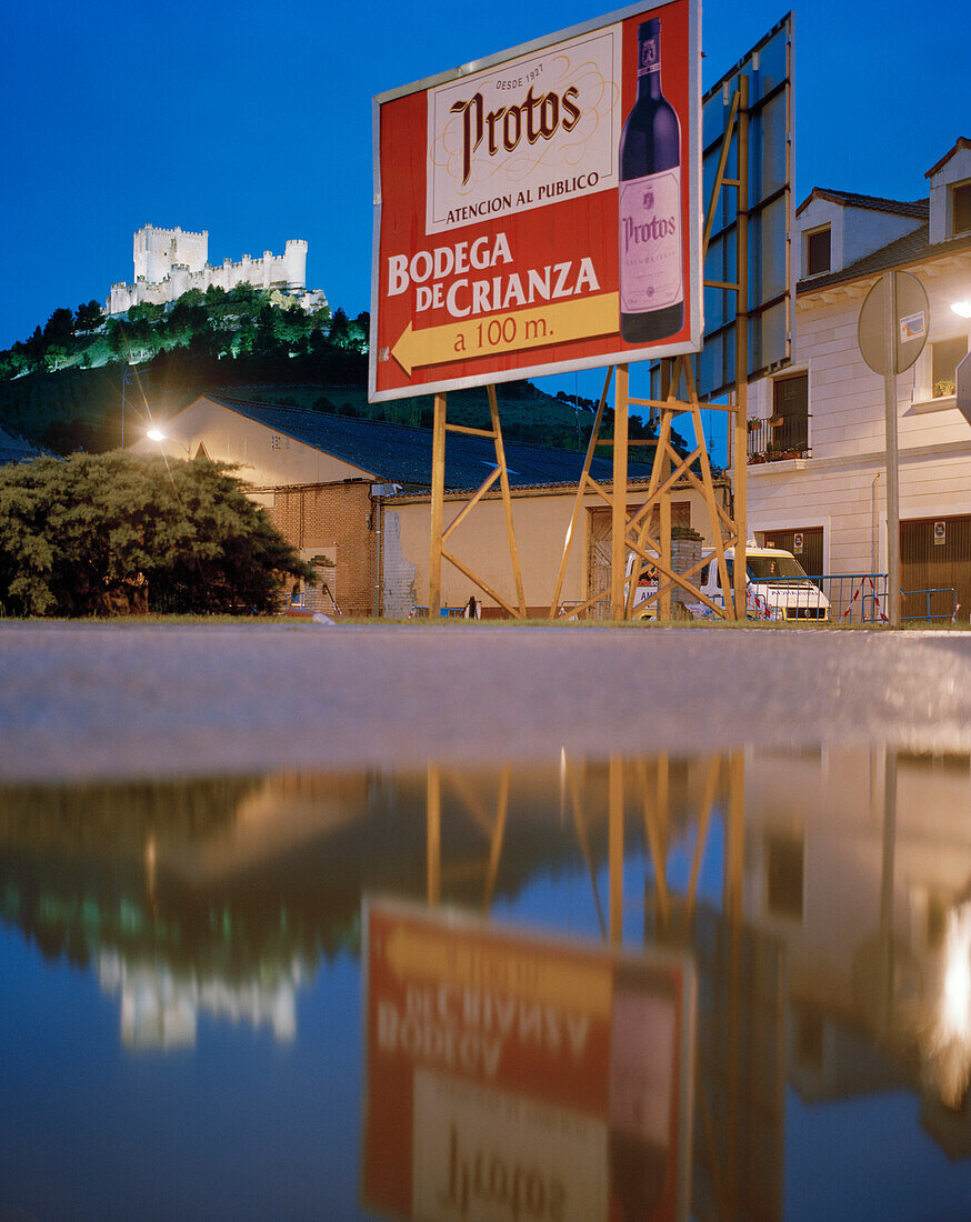 Wegweiser zur Bodega Protos, abends, Penafiel, Kastilien-León, Spanien