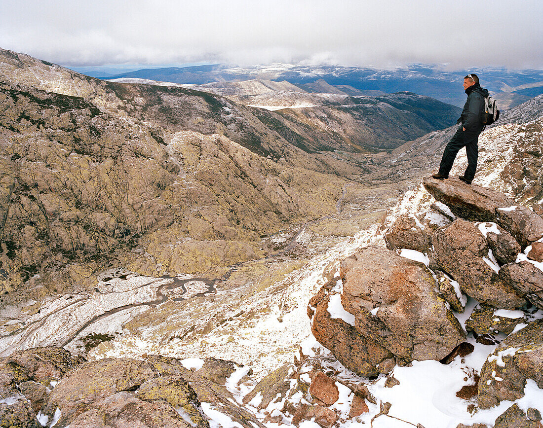 Hiking guide on Cuento Alto (about 2200m), View towards Circo de Gredos, Regional park, Sierra de Gredos, Castile and Leon, Spain