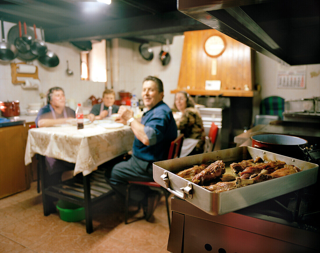 Familie in der Küche des Venta Rasca, uriges Strassenrestaurant, bei San Martin del Pimpollar, Sierra de Gredos, Kastilien-León, Spanien