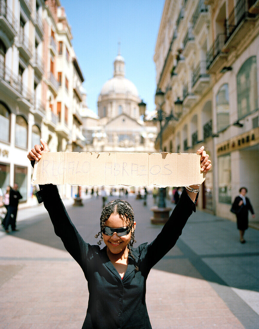 Girl offering free hugs, c/Don Allfonso, Saragossa, Aragon, Spain