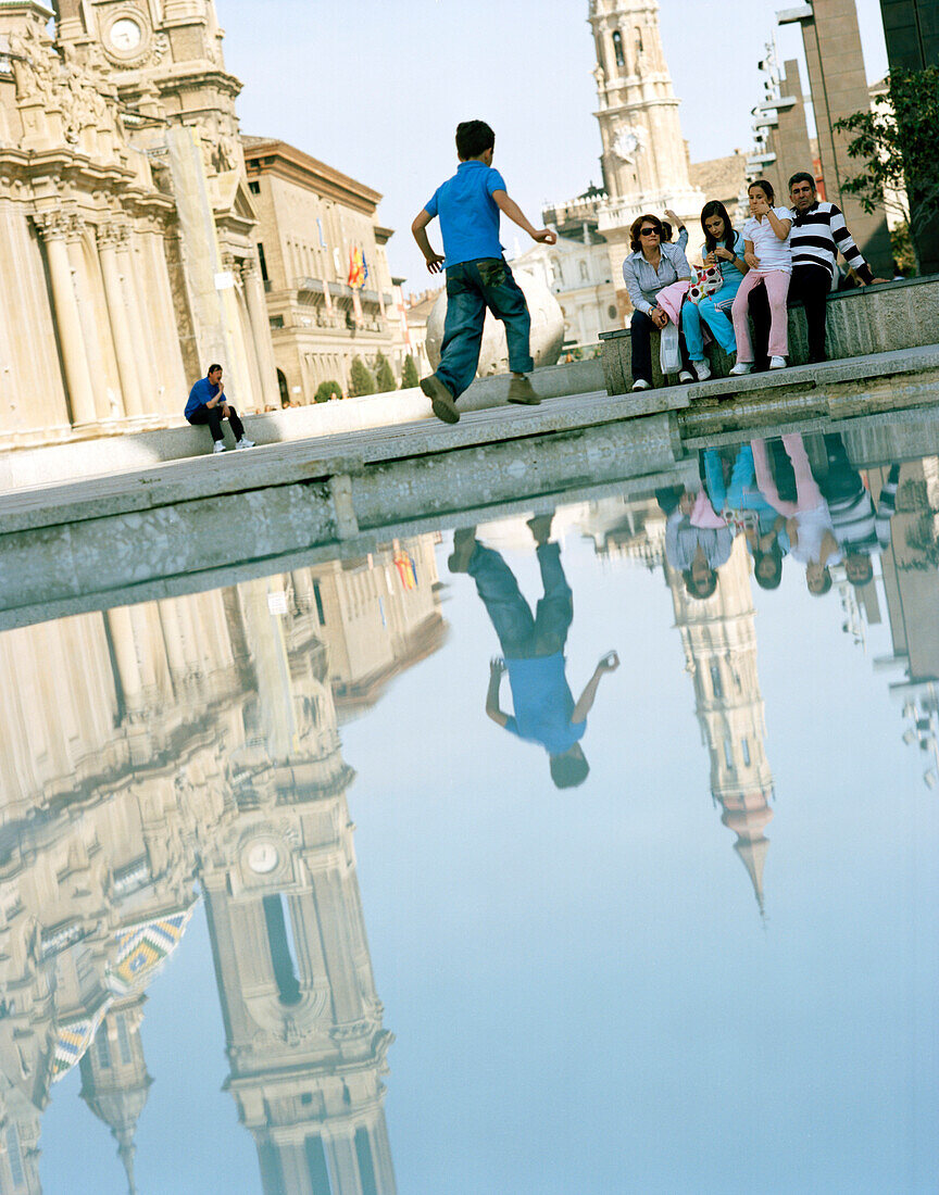 Tourists at the fountain on Plaza del Pilar, Saragossa, Aragon, Spain