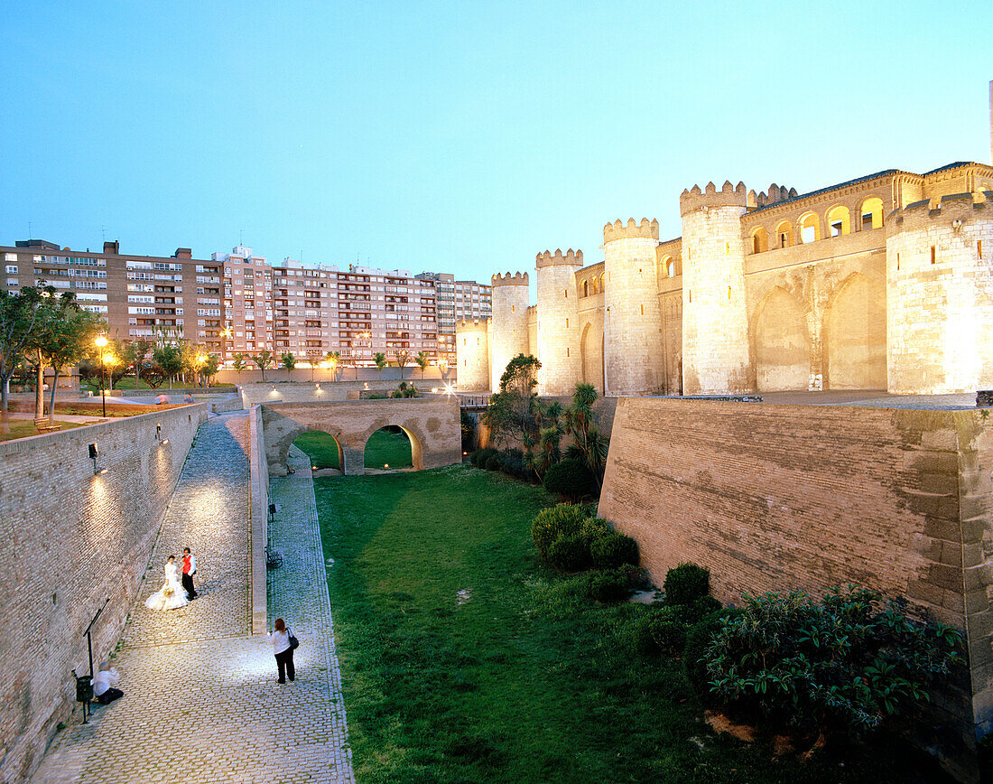 Hochzeitspaar lässt sich fotografieren am Palast der Aljaferia, Zaragoza, Aragonien, Spanien