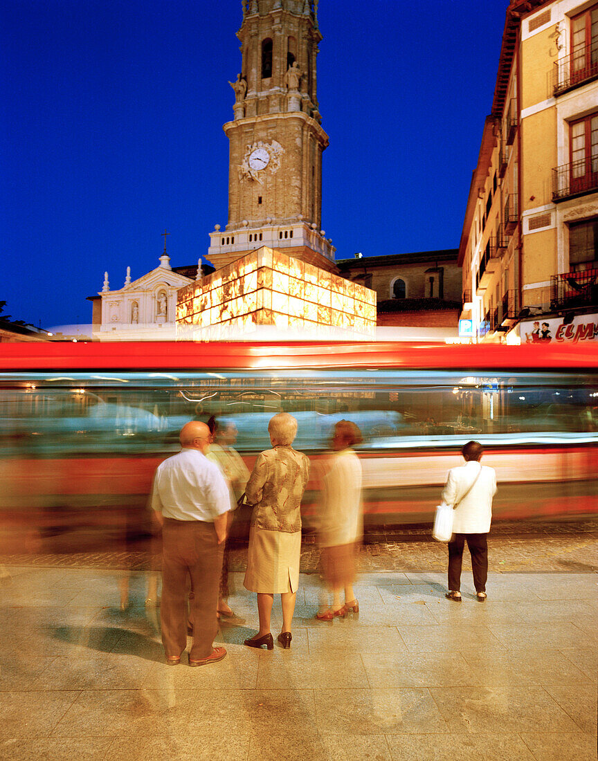 Bus und Besucher an Plaza de la Seo, Abends, Museum und Kathedrale im Hintergrund, Zaragoza, Aragonien, Spanien