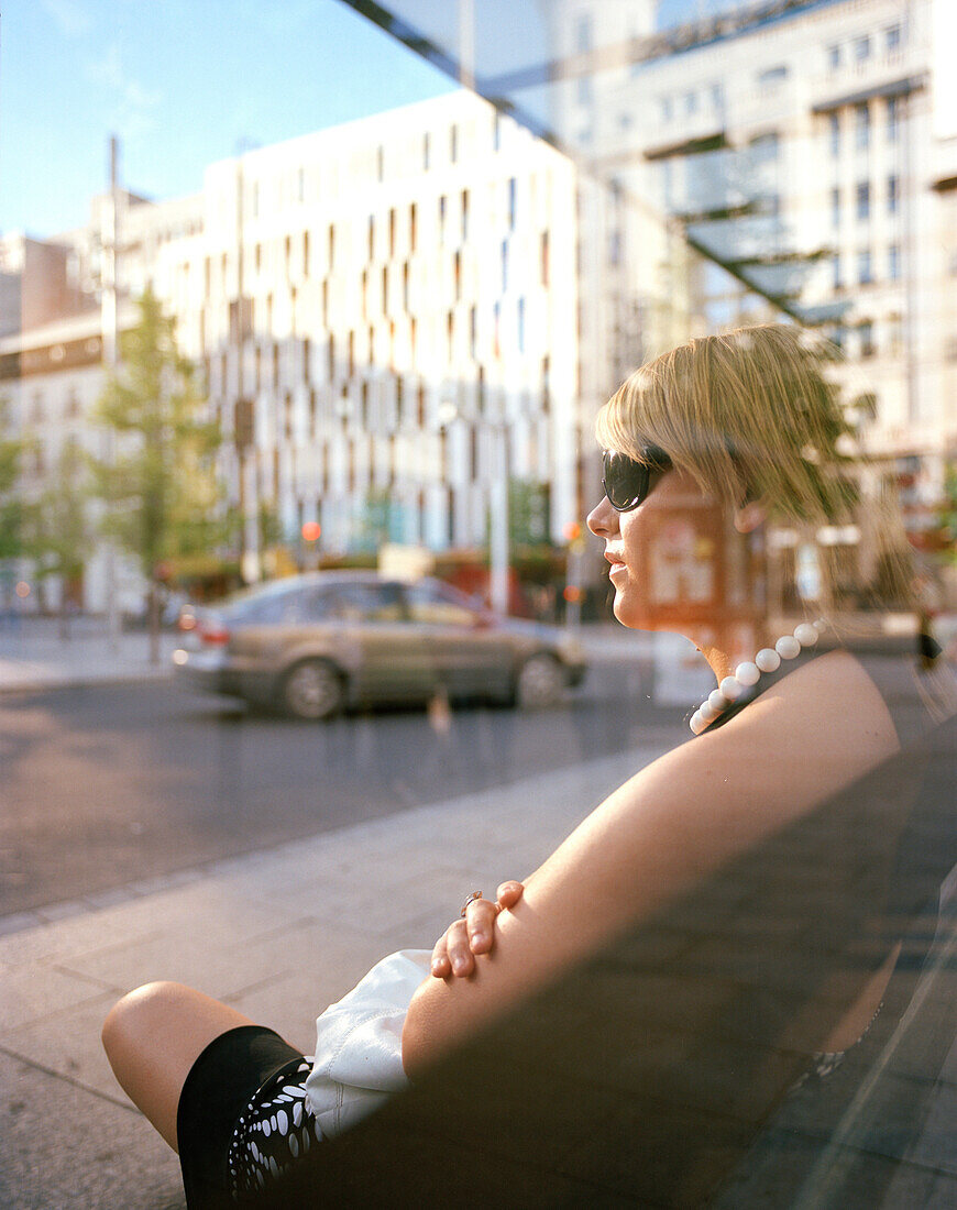 Frau in Bushaltestelle, Spiegelung Plaza de Espana, Zaragoza, Aragonien, Spanien