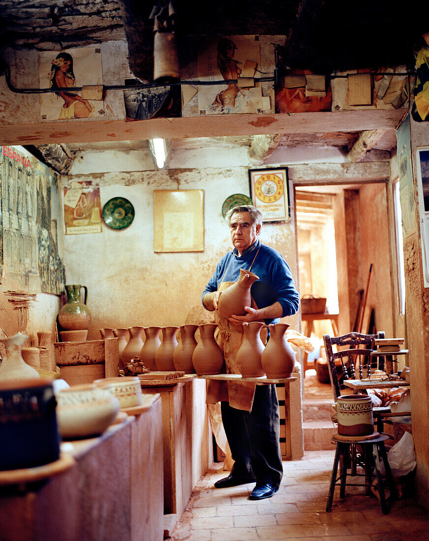 Töpfer fertigt Sangria Krüge in Familienwerkstatt, c/Valencia 44, Úbeda, Andalusien, Spanien