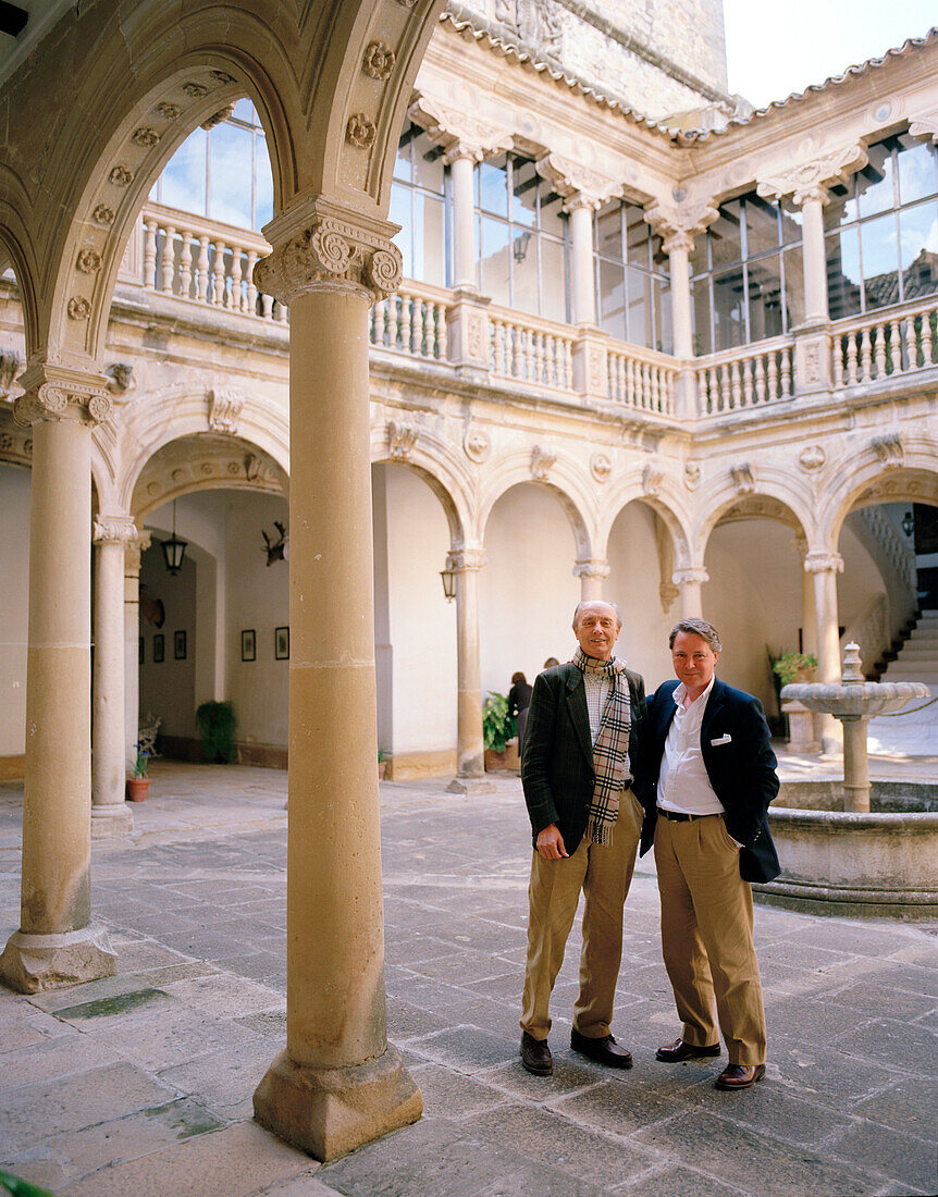 Burgherr mit Sohn im Innenhof des Castillo de Canena, Canena, bei Úbeda, Andalusien, Spanien