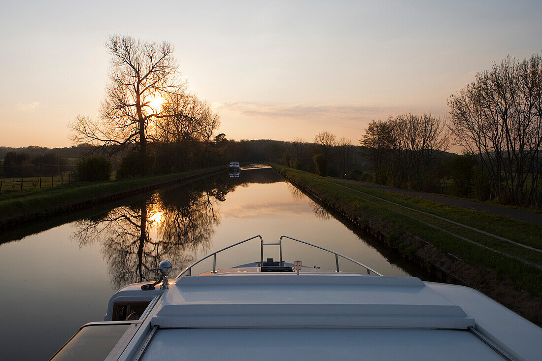 Blick von an Bord eines Le Boat Grand Classique Hausboot auf dem Canal de la Marne au Rhin bei Sonnenuntergang, Hesse, Lothringen (nahe Elsass), Frankreich, Europa