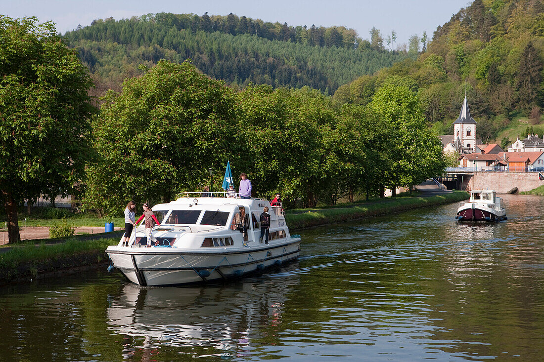 Le Boat Hausboot auf dem Canal de la Marne au Rhin in Lutzelbourg, Lothringen (nahe Elsass), Frankreich, Europa