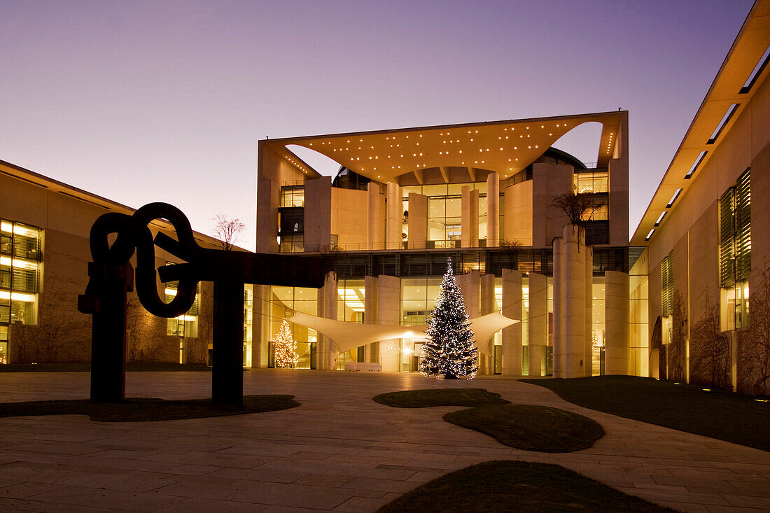 Bundeskanzleramt mit Christbaum, Architekt Axel Schultes, Skulptur von Eduardo Chillida, Berlin, Deutschland