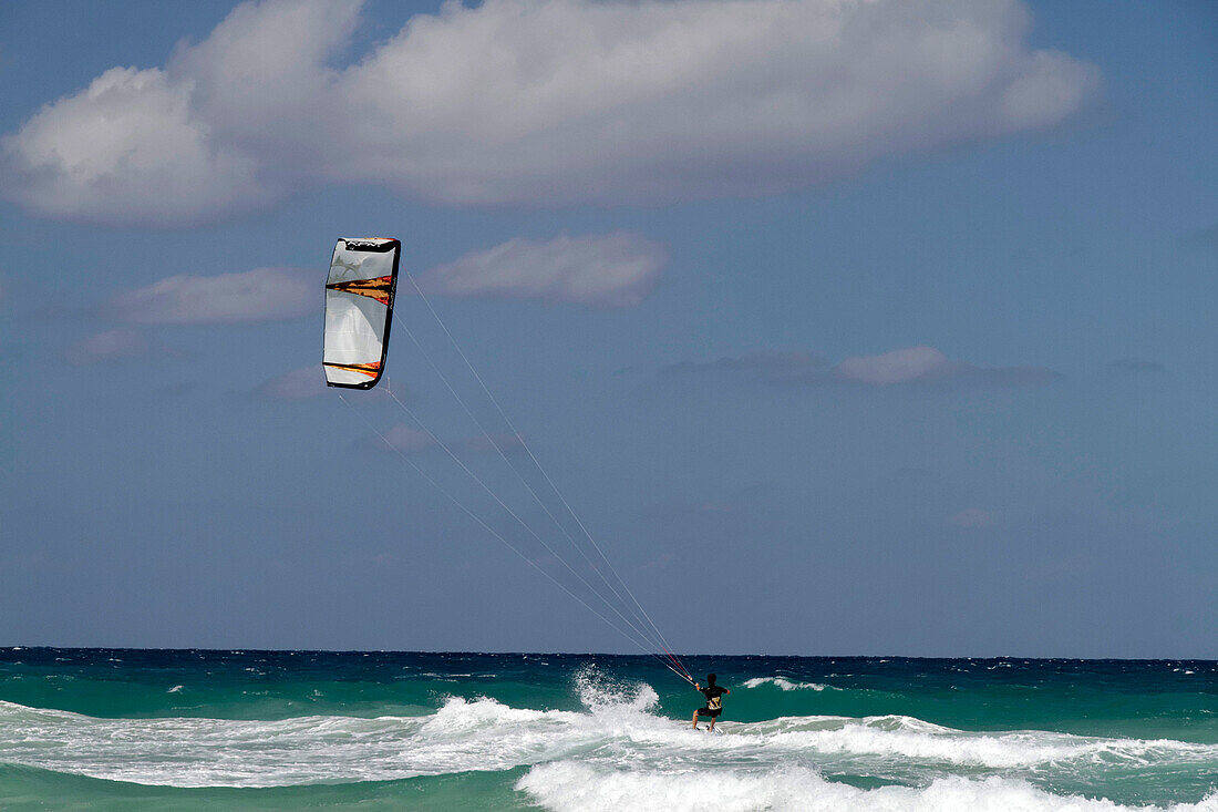 Kite Surfer am Playa del Este, Santa Maria Del Mar, östlich von Havanna, Kuba, Großen Antillen, Antillen, Karibik, Westindische Inseln, Mittelamerika, Nordamerika, Amerika