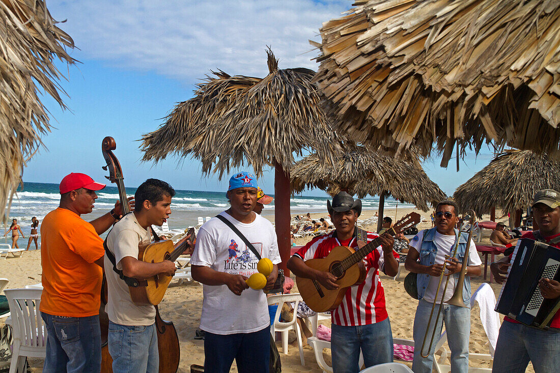 Musikgruppe am Playa del Este östlich von Havanna, Kuba, Großen Antillen, Antillen, Karibik, Westindische Inseln, Mittelamerika, Nordamerika, Amerika